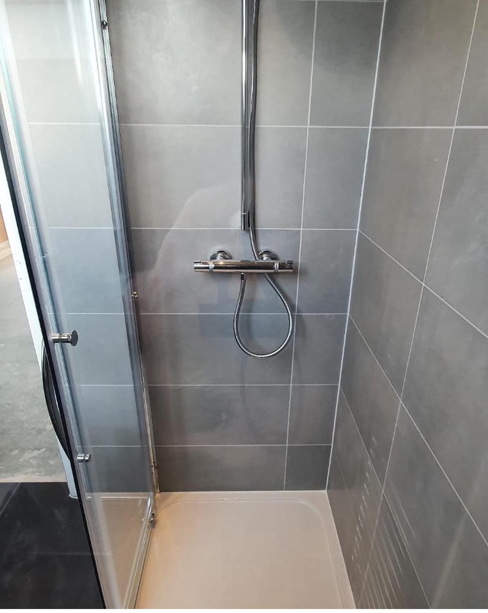 Walk-in shower enclosure with thermostatic valve by RyBuild